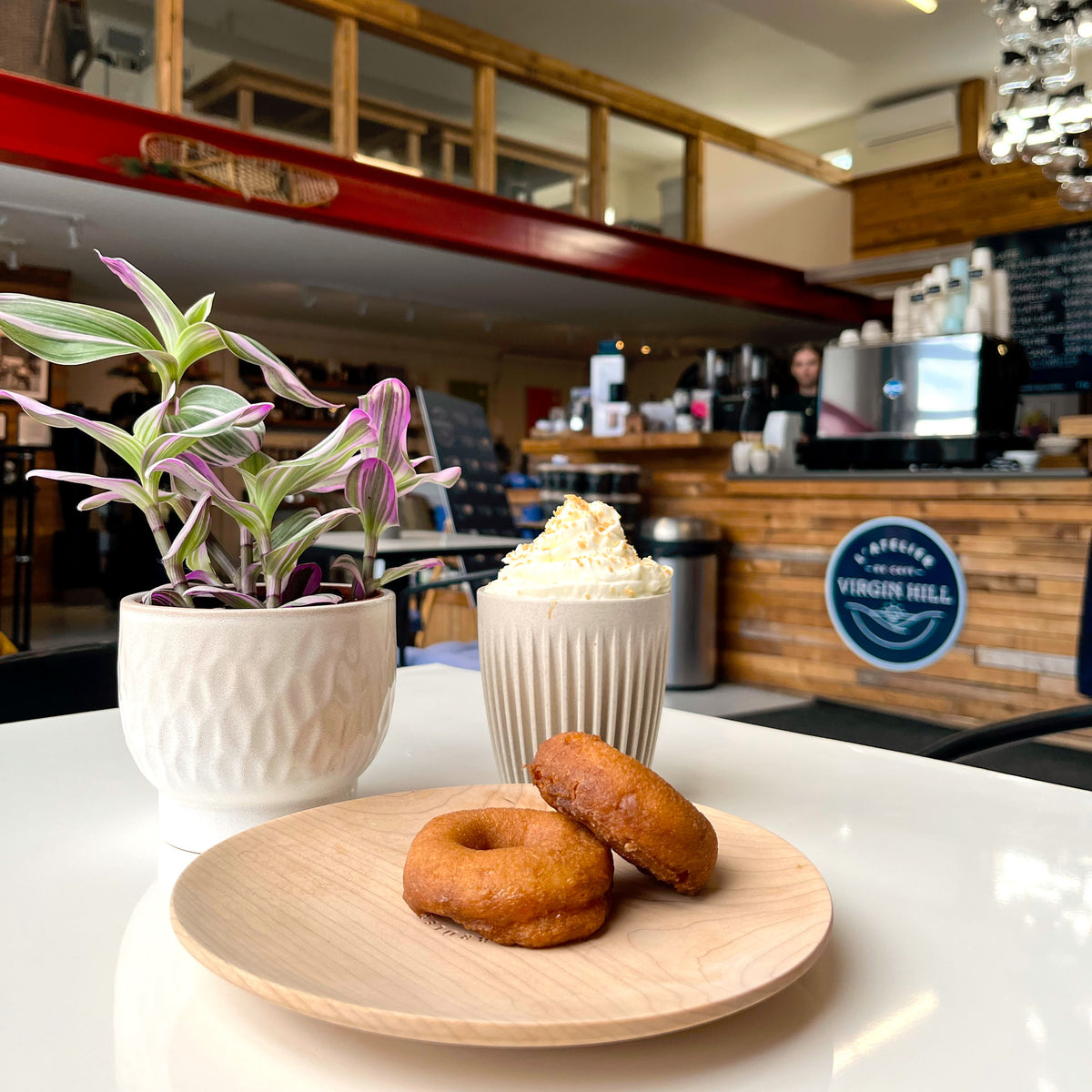 Maple Latte and donuts offered at Atelier de café Virgin Hill
